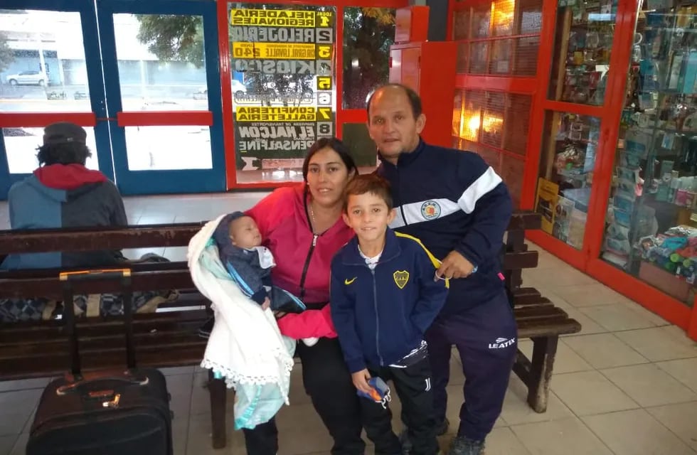 Claudio junto a Ángela y sus dos hijos / Gentileza.