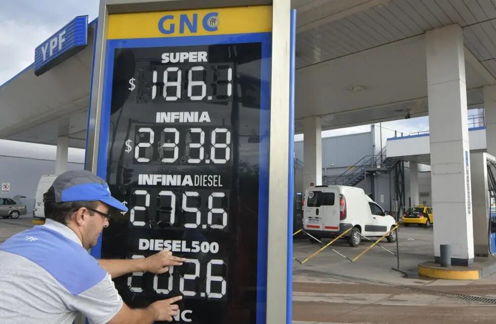 YPF aumentó los precios de sus combustibles por cuarto mes consecutivo: los valores en Mendoza. / Foto: Orlando Pelichotti