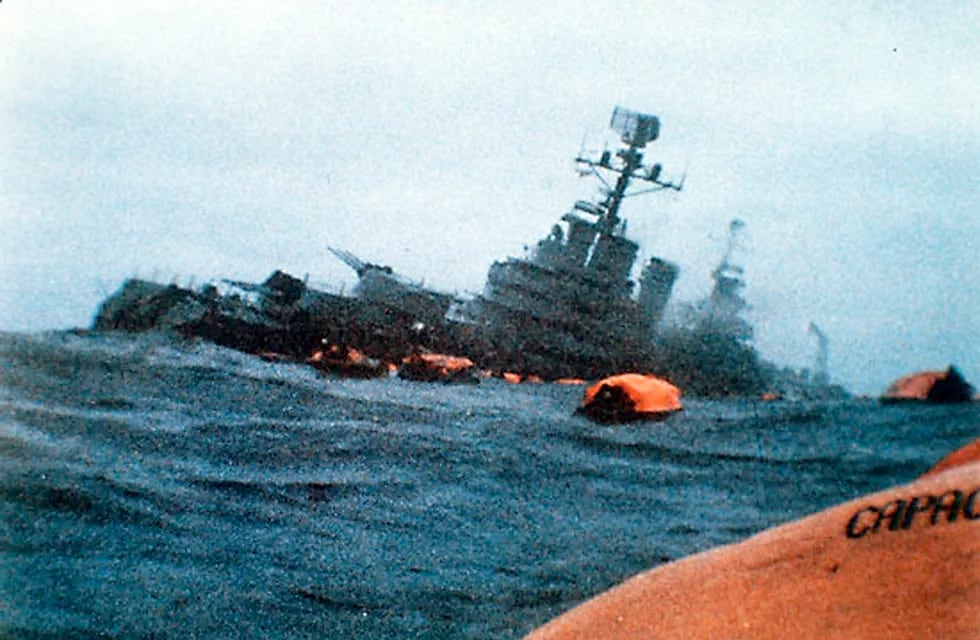 Hundimiento del Crucero Manuel Belgrano durante la guerra de las Islas Malvinas en 1982