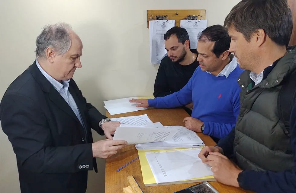 La Junta Electoral inscribió las coaliciones que competirán en los comicios provinciales. Los "demarchistas" Martínez, Vicchi y Carosio, entre los últimos en presentar la documentación.