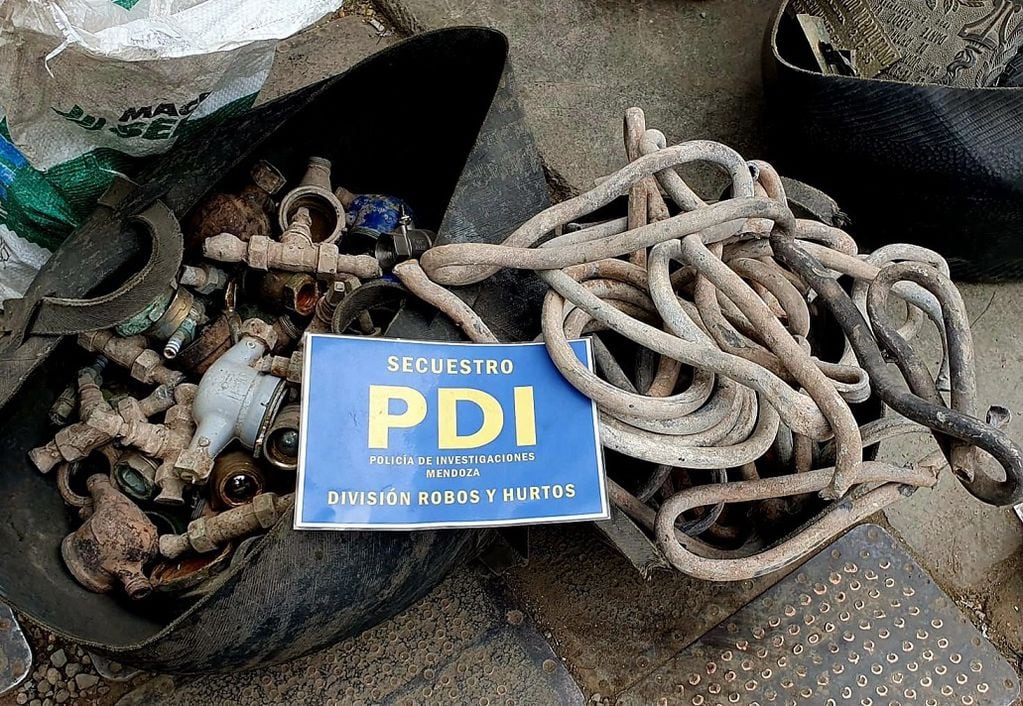 Recuperaron cientos de kilos de bronce y cobre robados de placas fúnebres, cables y medidores de agua. | Foto: Prensa Ministerio de Seguridad