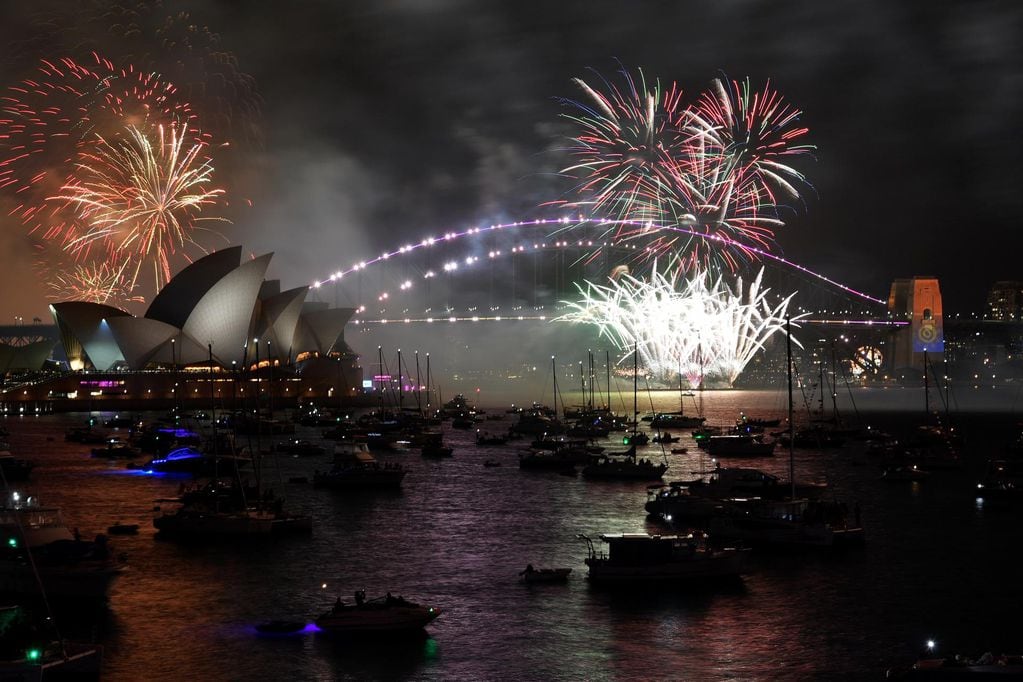 Fuegos artificiales sobre el Puente Harbour y la Ópera House durante las celebraciones de Año Nuevo en Sidney, Australia. EFE/BIANCA DE MARCHI