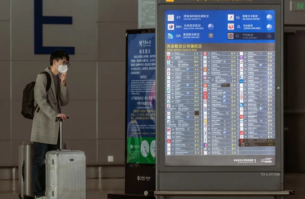 Un viajero en el Aeropuerto Internacional de Pudong, en Shanghái, China, el 8 de enero de 2023. China ha reabierto sus fronteras y ya no requiere cuarentena para los viajeros entrantes. EFE