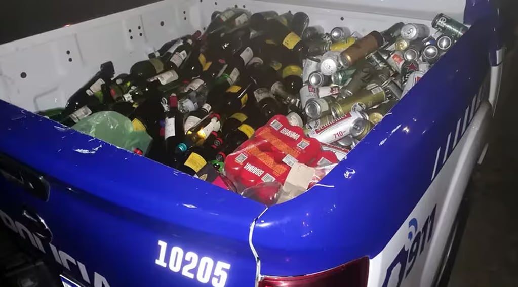 La Policía de Córdoba secuestró gran cantidad de alcohol, droga y objetos contundentes a hinchas de Boca y River.