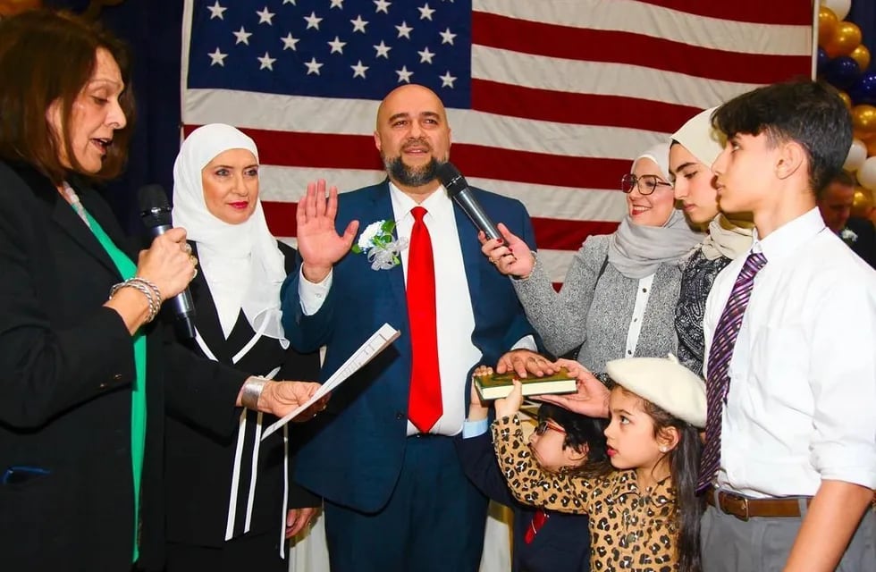 Mohamed Khairullah, el alcalde musulmán y demócrata que denuncia discriminación en la Casa Blanca. Imagen de archivo de su juramento al asumir el cargo en las últimas elecciones.