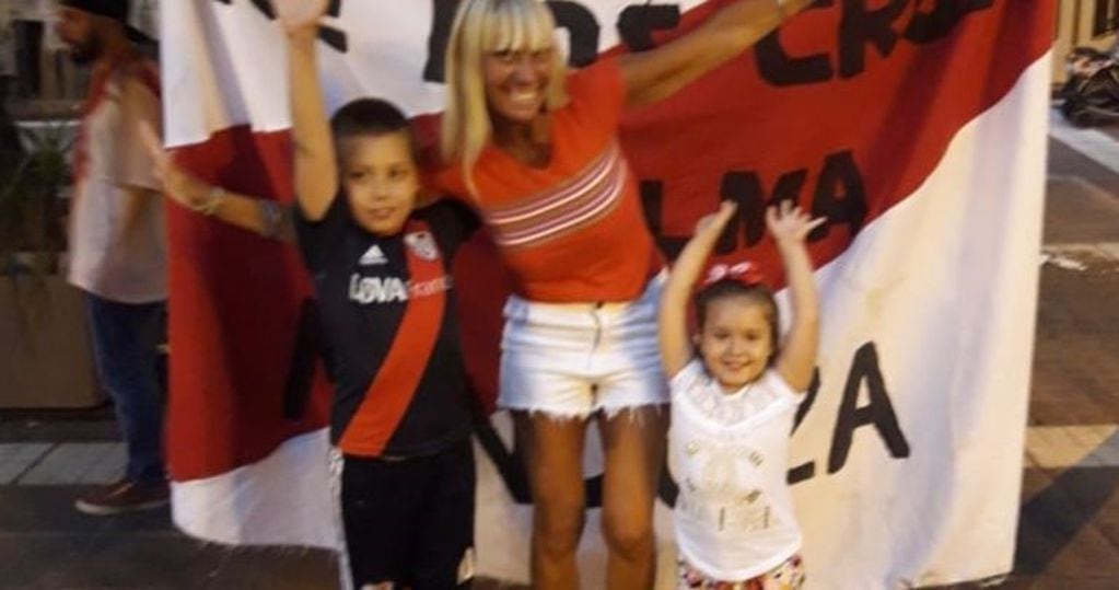 Abril Kruk, junto a su hermano Agustín y la mamá, Carla Pagliaricci (Foto: web)
