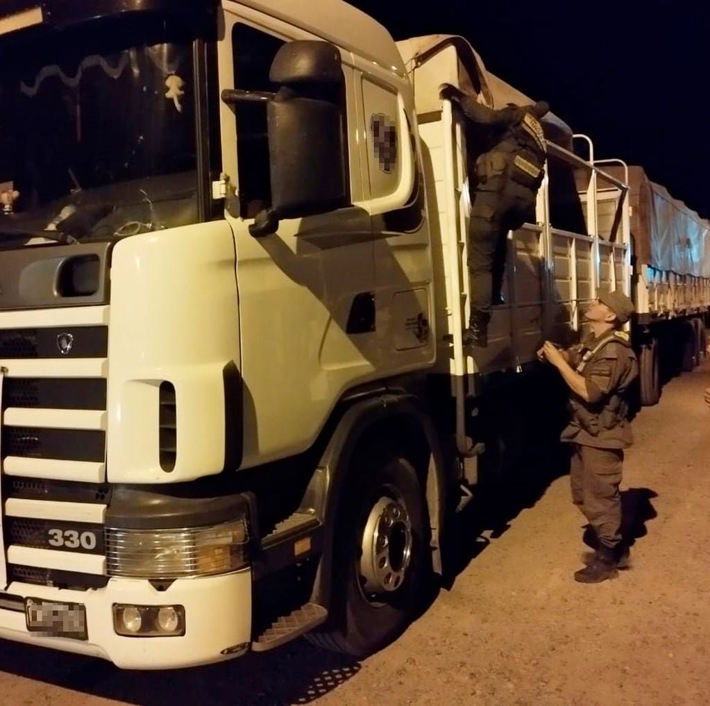 Uno de los camiones con maíz requisado por Gendarmería Nacional.