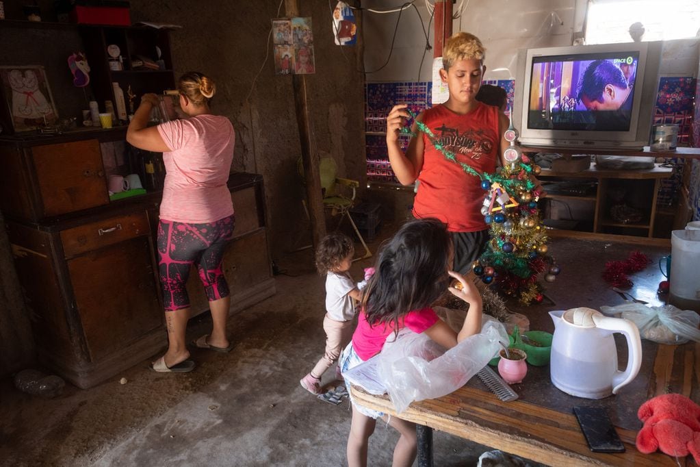 Una ayuda para Papá Noel en un comedor de Las Heras: por la crisis, no consiguió regalos para todos. Foto: Ignacio Blanco / Los Andes.