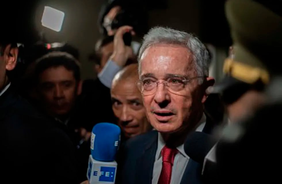 Por orden de la Corte Suprema, el ex presidente de Colombia Álvaro Uribe quedó con detención domiciliaria. Este miércoles dio positivo para coronavirus.