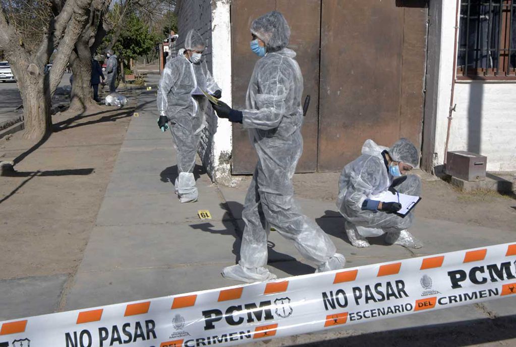 Femicidio en Rivadavia
La joven asesinada fue identificada como Karen Ríos (20). El femicida, Hugo Orlando Sosa (41), fue capturado.
Foto: Orlando Pelichotti / Los Andes