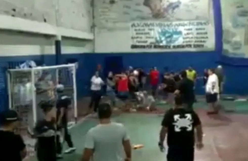 Padres terminaron a las trompadas en un partido de fútbol infantil en Villa Luzuriaga (Captura de video)