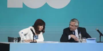 Alberto Fernández y Cristina Kirchner en el acto por los 100 años de YPF
