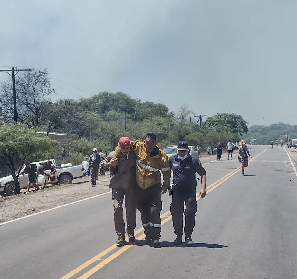 San Marcos Sierras. Bomberos combaten un incendio (Foto de Twitter @minsegcba).