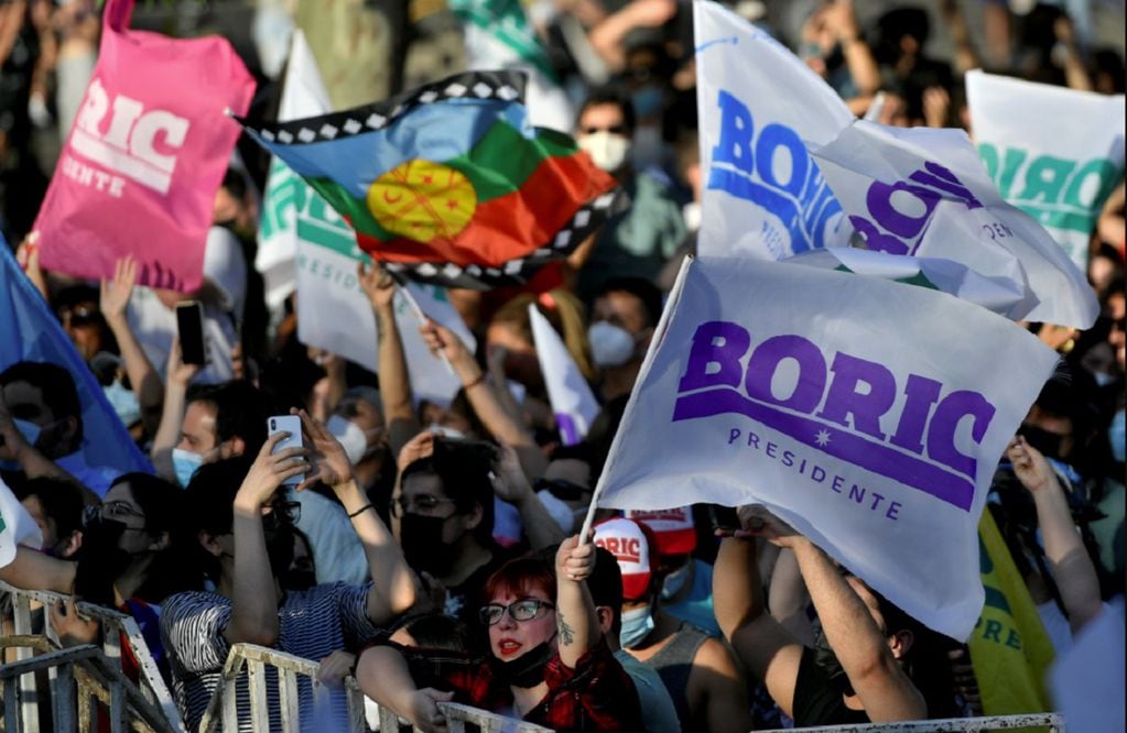 Festejos en Chile tras el triunfo de Gabriel Boric en el balotaje presidencial (AP)