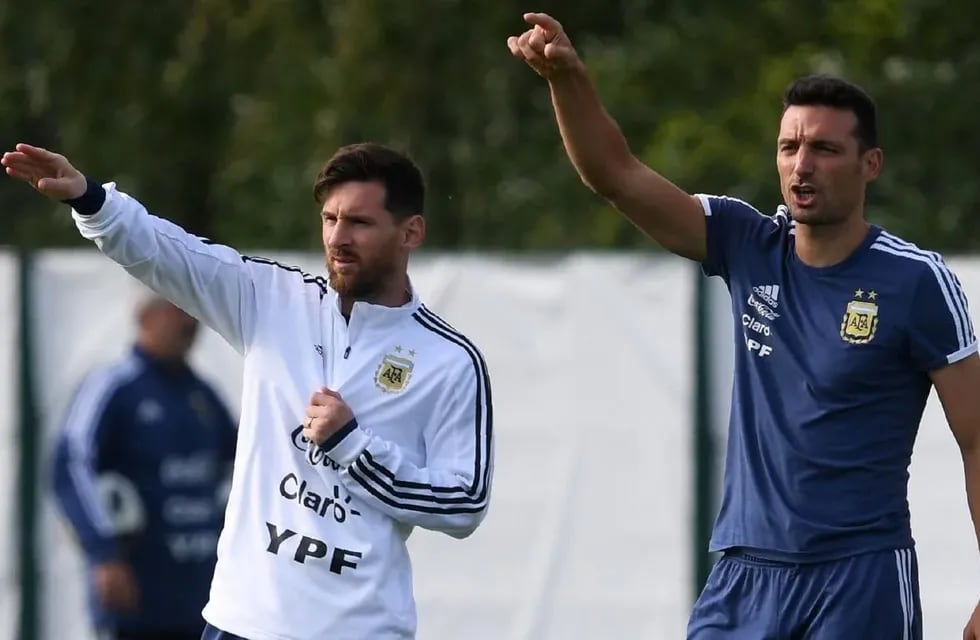 Lionel Scaloni junto a Leo Messi en las úlitmas prácticas de la Selección. / Gentileza.
