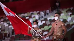 Juegos Olímpicos: el abanderado de Tonga desfiló con torso desnudo, bañado en aceite y estalló la red