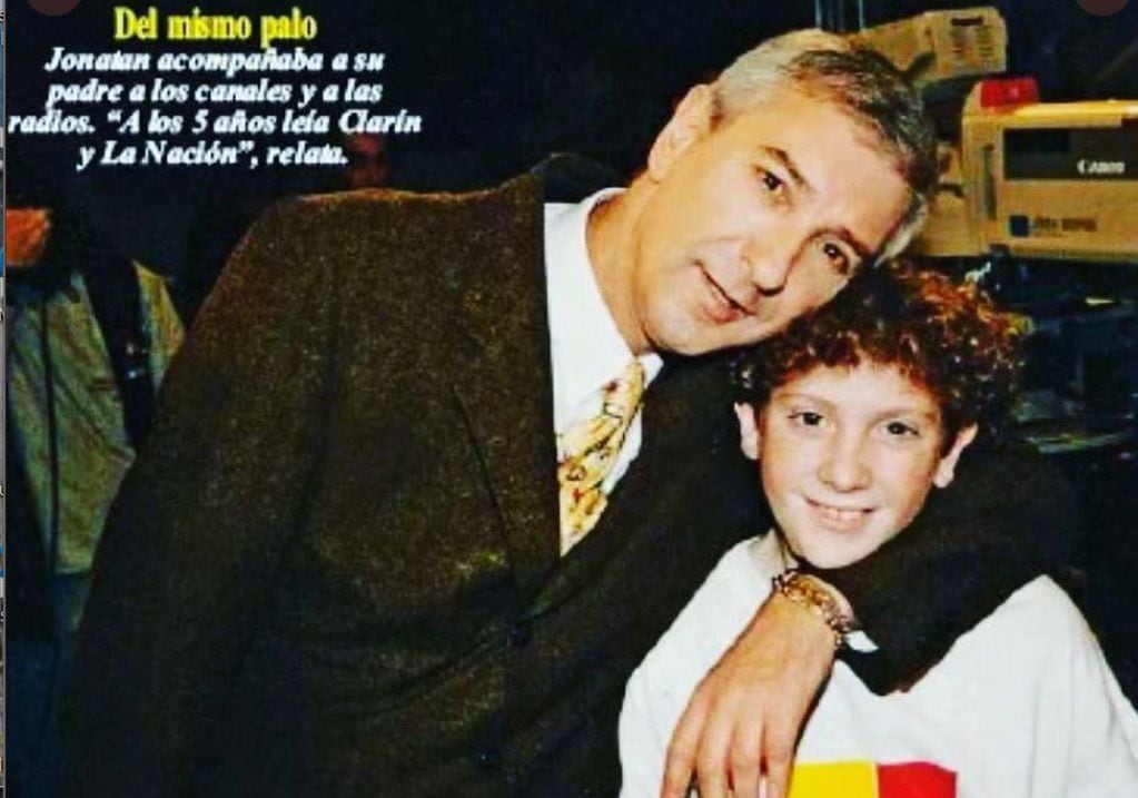 Jonatan Viale  de pequeño junto a su papá, Mauro Viale