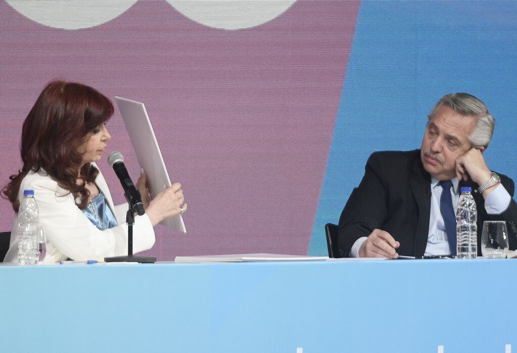 Cristina Kirchner criticó a Nicolás Dujovne en el acto de YPF y el exministro salió al cruce.