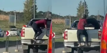Intentó robar una cubierta de una camioneta en movimiento