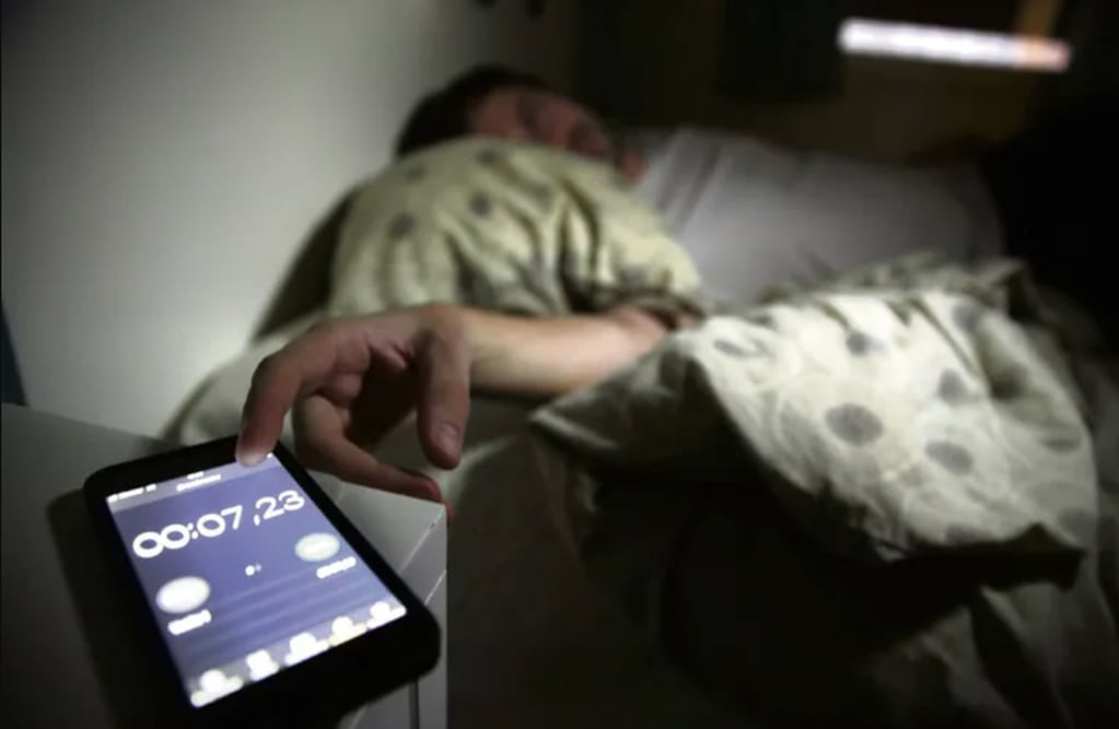 Un celular viejo se puede usar como despertador y apps con sonidos para dormir.