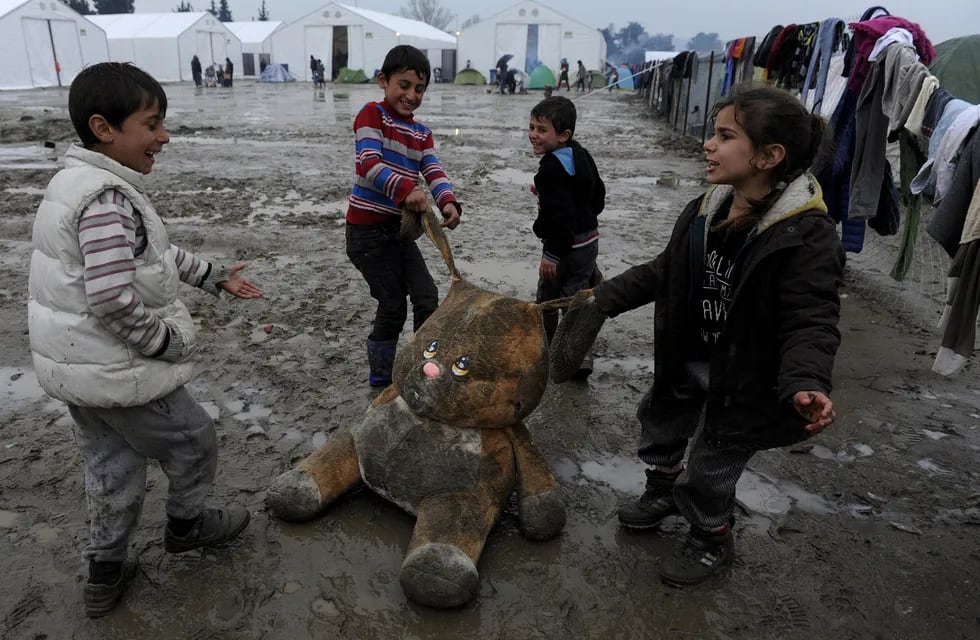 Niños refugiados en campamentos griegos. Gentileza / Público