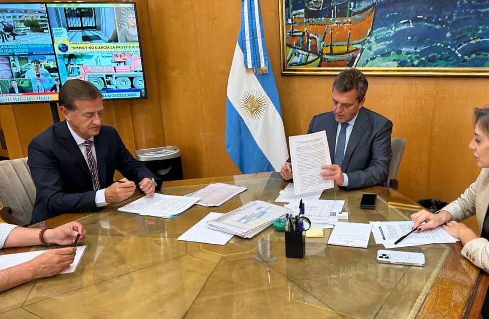 Rodolfo Suárez y Sergio Massa firman el convenio por El Baqueano.