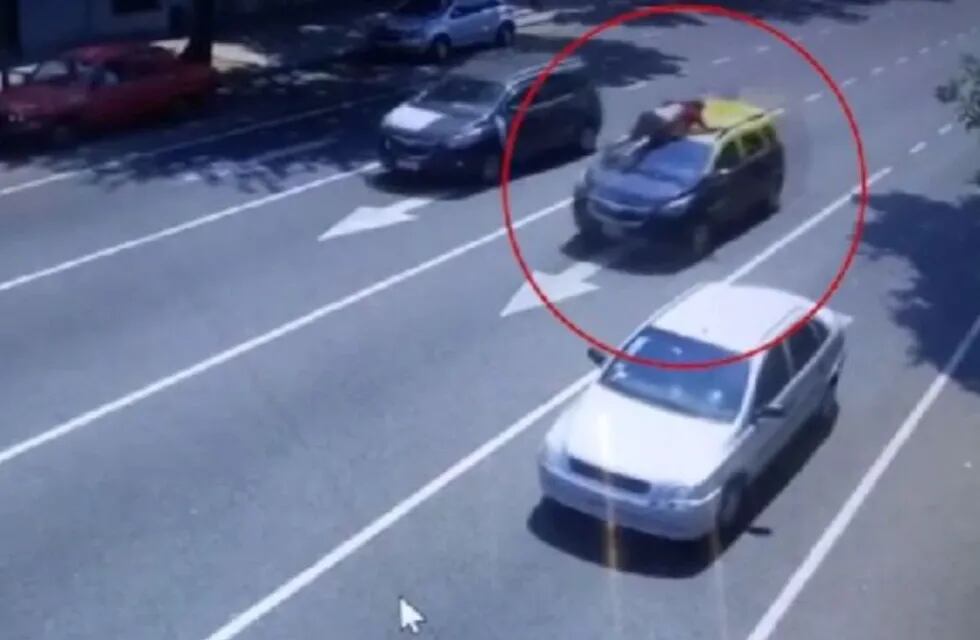 Tras robarle el auto, el delincuente viajó a toda velocidad con el taxista en el capó.