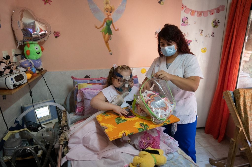 Almita, la única niña mendocina que sufre una enfermedad rara puede quedarse sin internación en casa. Foto: Ignacio Blanco / Los Andes
