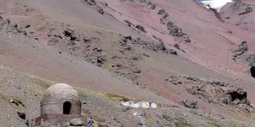 La histórica casucha de Las Cuevas, cuyo mantenimiento y conservación debe asegurarse por todos los medios. Marcelo Rolland / Los Andes
