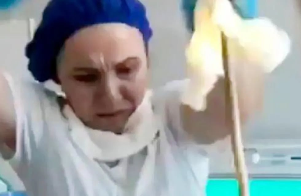Una enfermera mira horrorizada el animal extraído de la boca de la paciente. Foto: Mirror