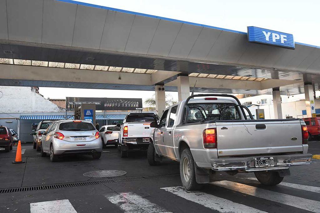 Llenar el tanque de una camioneta puede significar el pago de hasta 80 litros de gasoil. Foto: José Gutierrez / Los Andes