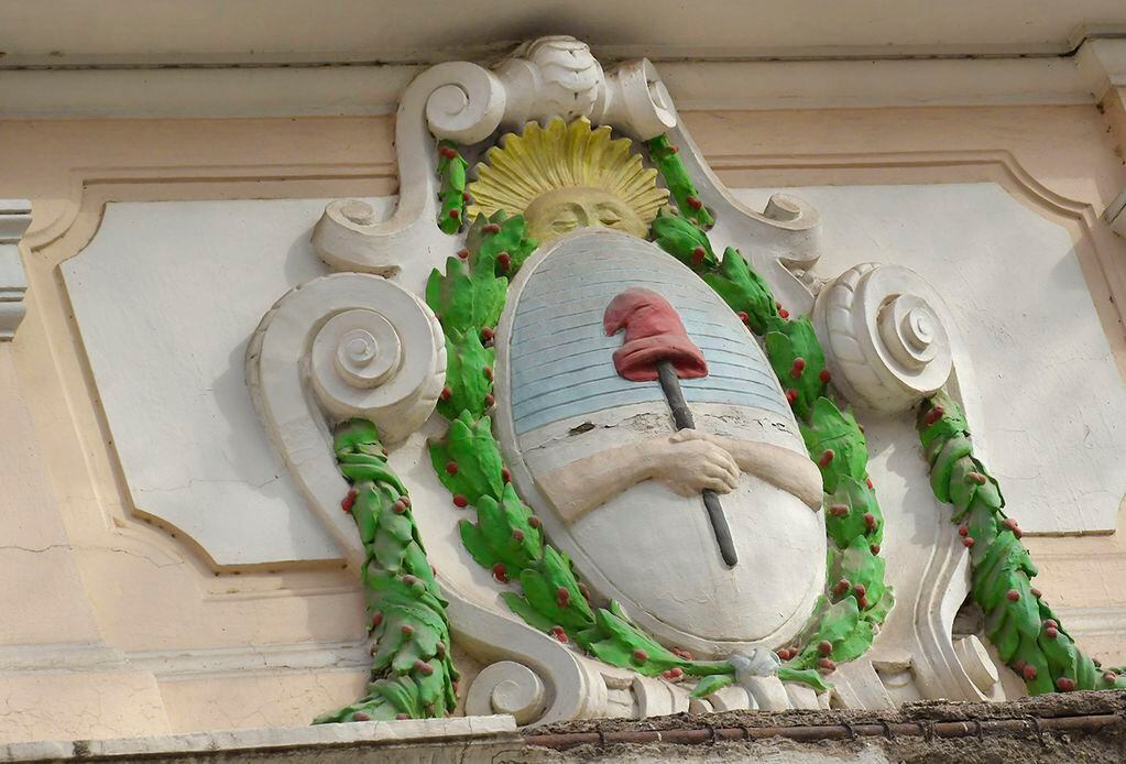 Impactante escudo de nuestra Nación Argentina, sobre calle Chile el Colegio Nacional Agustín Álvarez construido a finales del 1910, en Chile 1050 de Ciudad. Foto: Orlando Pelichotti 
