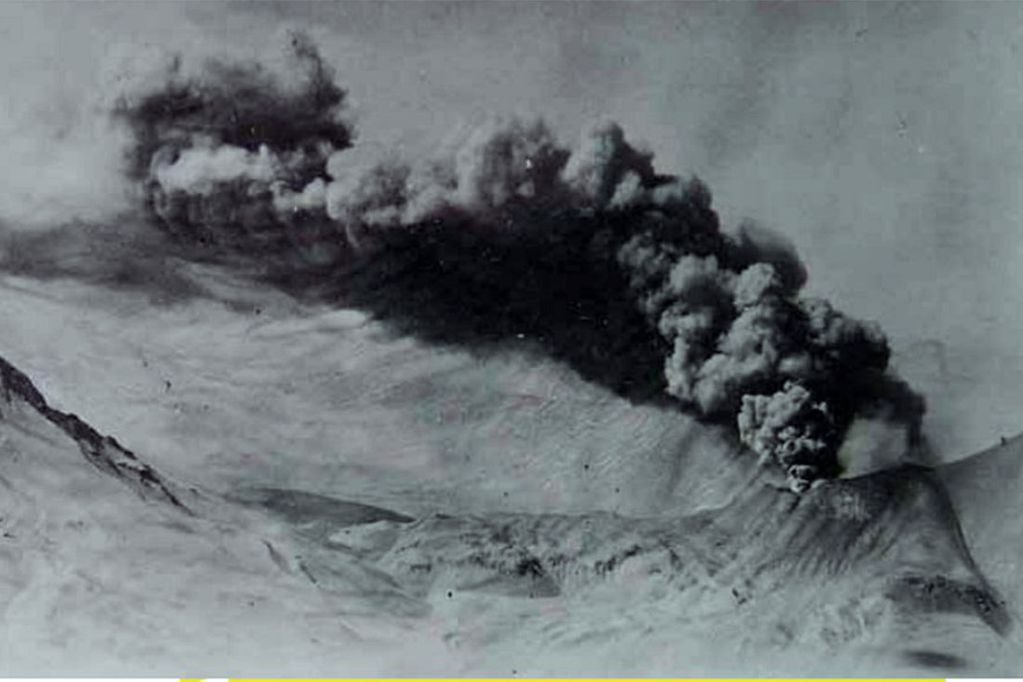 Vista del volcán en erupción. En un momento se pensó que se trataba del volcán El Desabezado.