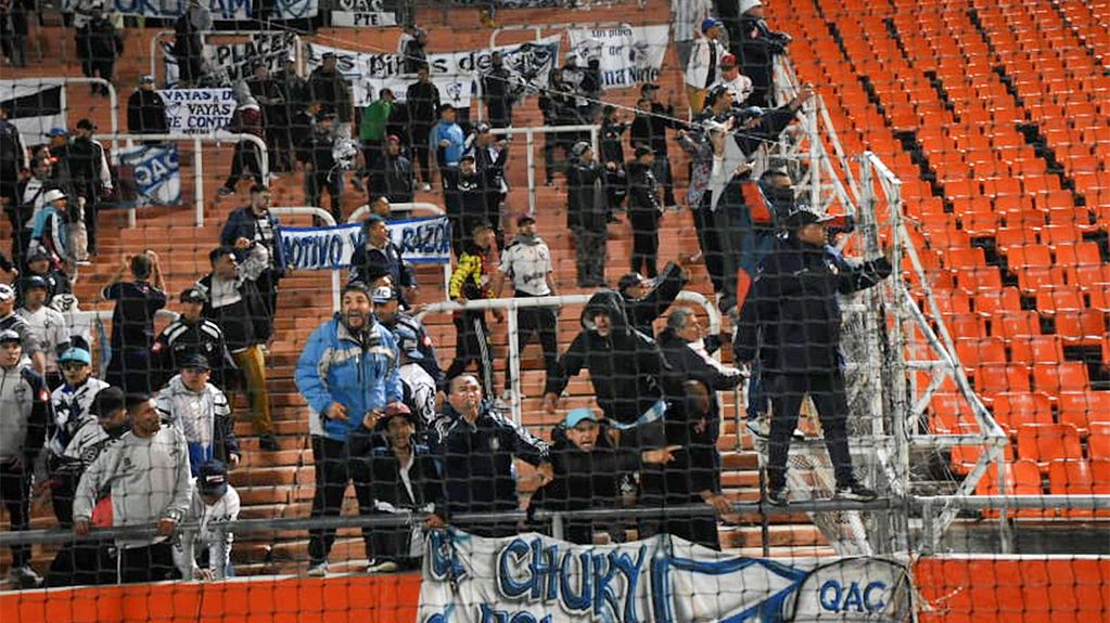 Hinchas y fanáticos de Quilmes produjeron incidentes durante el segundo tiempo en el partido ante Boca Juniors por la Copa Argentina. / Mariana Villa (Los Andes)