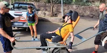 Diseñaron una silla de ruedas adaptada para que un joven pueda disfrutar de los cerros mendocinos. Foto: Gentileza Adrián Pavesi y Fernanda Jara