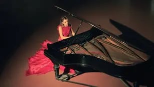 Clara Ceschín tiene 16 años y grabó su tema “Vendimia te invita a soñar”. La adolescente estudia canto desde los 9 y toca el piano.
