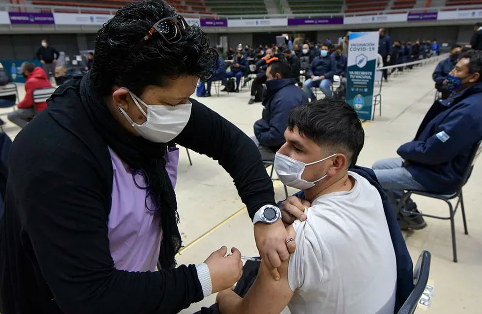 Se aplicaron 2.372.220 dosis en los últimos siete días en todo el país. Foto: Orlando Pelichotti / Los Andes