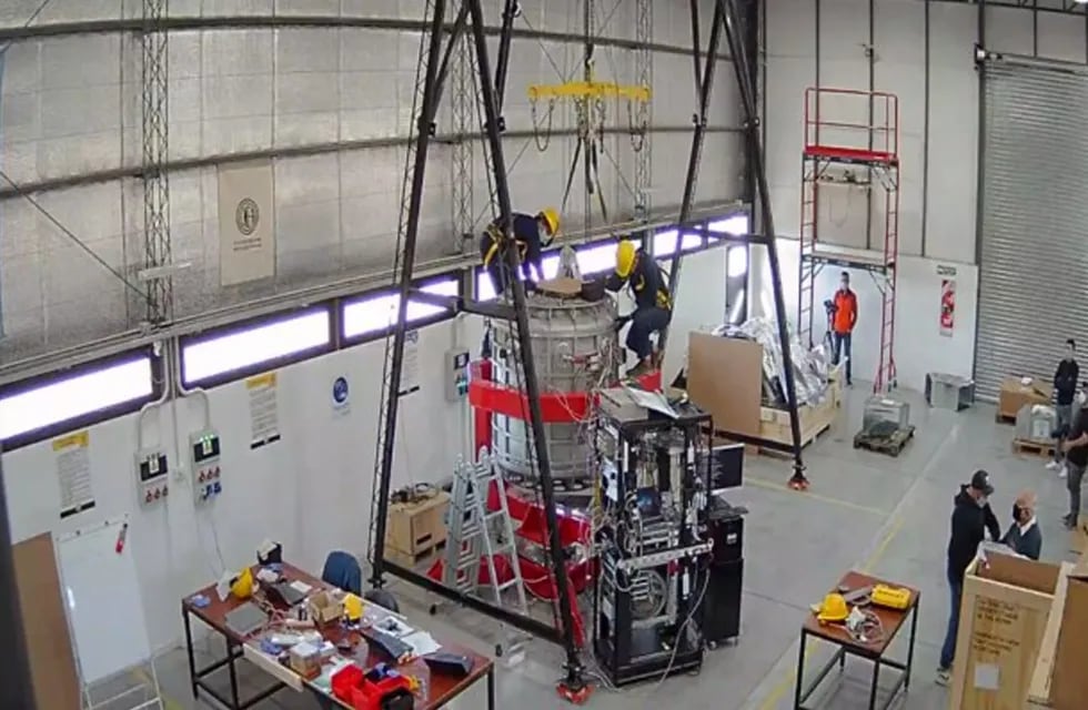 Instrumento en la montura de prueba, en el laboratorio de integración de la CNEA Regional Noroeste (Salta).