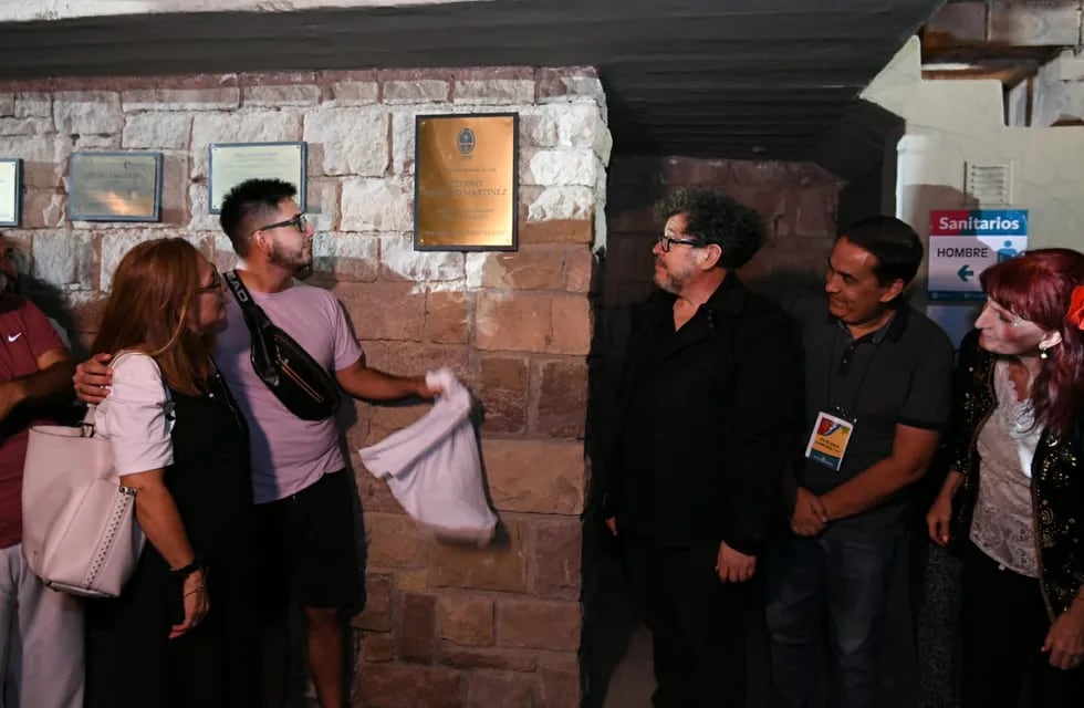 Homenaje al artista Claudio Martínez en una pausa del ensayo general de Vendimia en el teatro Fran Romero Day, donde se colocó una placa conmemorativa.