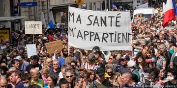 Protestantes por restricciones en Paris