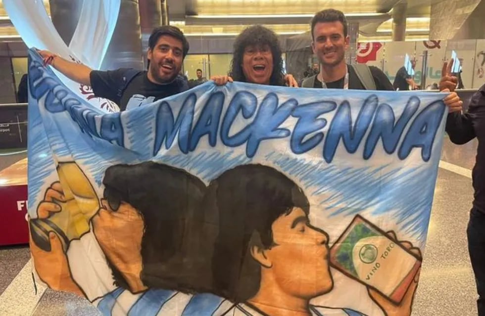 Jimenez posando con "la mejor bandera": tiene a “la Mona” besando la copa del mundo y a Diego Maradona toma vino en caja. Foto: Redes.