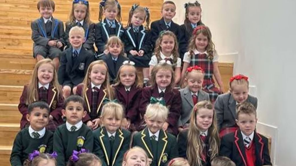 En la escuela de Inverclyde, en Escocia, es usual que los niños posen para la foto al inicio del año escolar. FOTO: Inverclyde Council