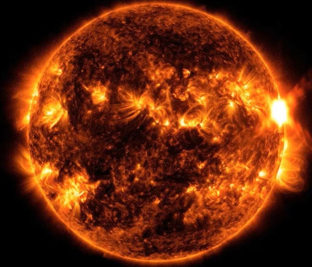 El Observatorio de Dinámica Solar de la NASA capturó esta imagen de una llamarada solar, como se ve en el destello brillante de la derecha, el 5 de agosto de 2023. Foto: Nasa.