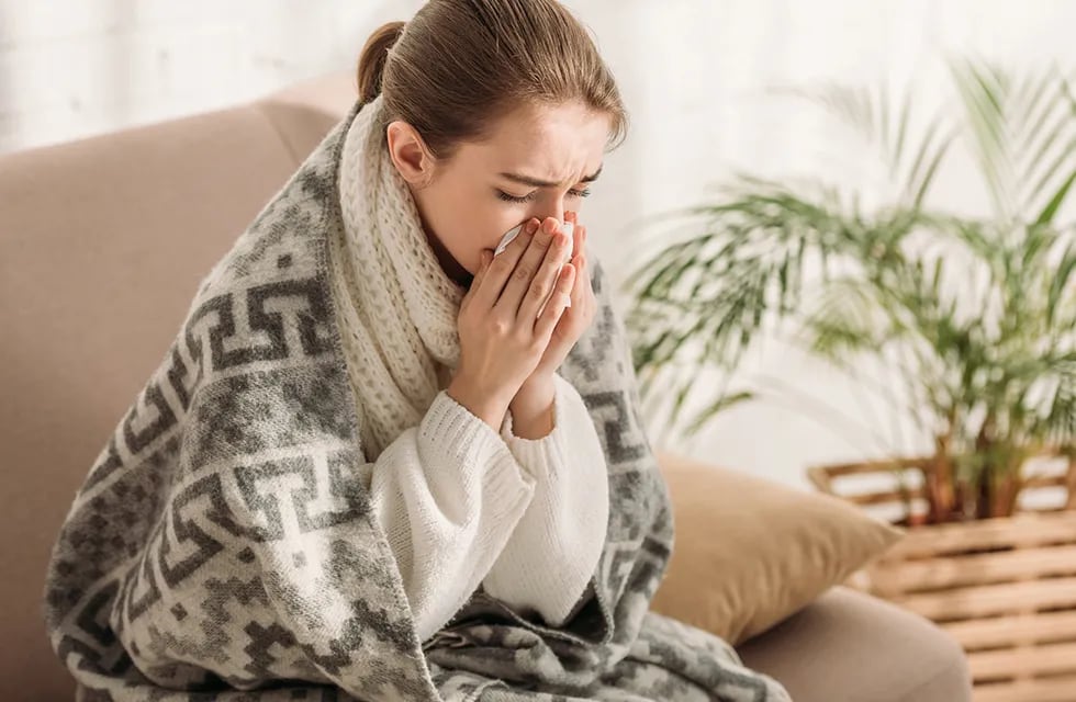 Los estornudos y la congestión nasal son los principales síntomas de la gripe influenza.