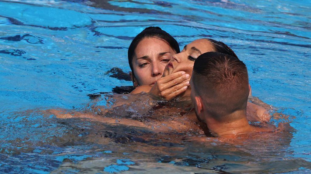 Anita Álvarez al ser rescatada por su entrenadora. / AFP