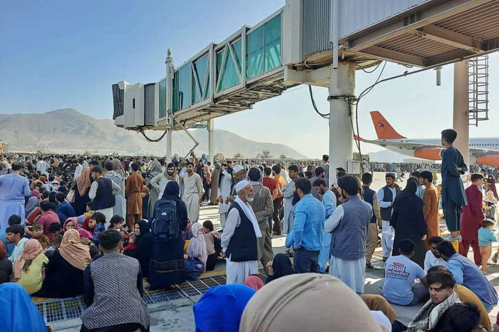 Miles de personas desesperadas por huir de Afganistán desataron el caos este lunes en el aeropuerto de Kabul. Gentileza / www.noticierodigital.com 