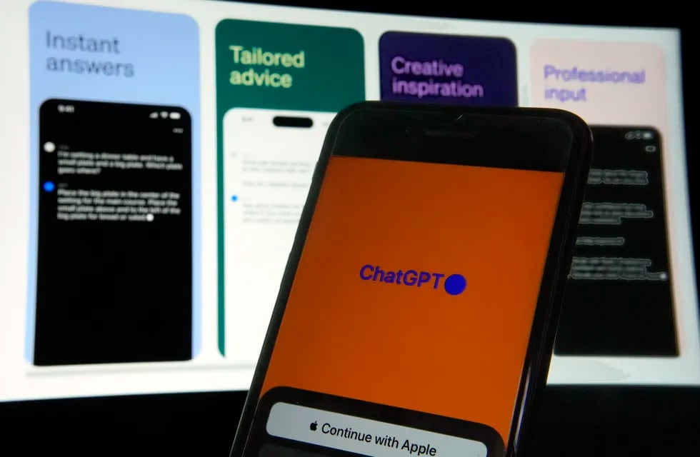 Archivo - Un iPhone muestra la app ChatGPT el 18 de mayo de 2023 en Nueva York. (AP Foto/Richard Drew, Archivo)