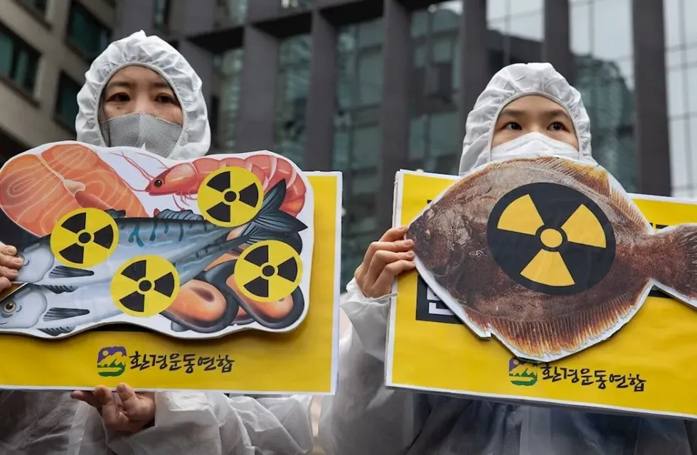 Protesta en Japón por el vertido de aguas contaminadas con residuos radiactivos.