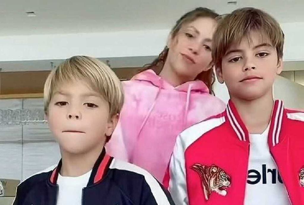 Shakira con sus hijos Milan y Sasha. (Web)
