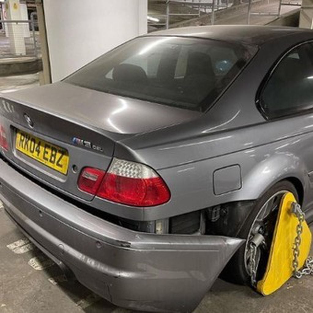 El BMW presenta rayones en la rueda delantera -presumibles por alguna errática maniobra para estacionar-, un grave golpe en el parachoques trasero y un espejo retrovisor dañado. Foto: Motorchive
